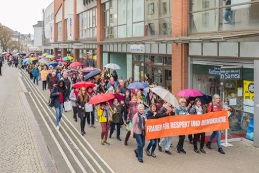 Demonstrationszug durch die Fußgägnerzone mit dem Banner 
